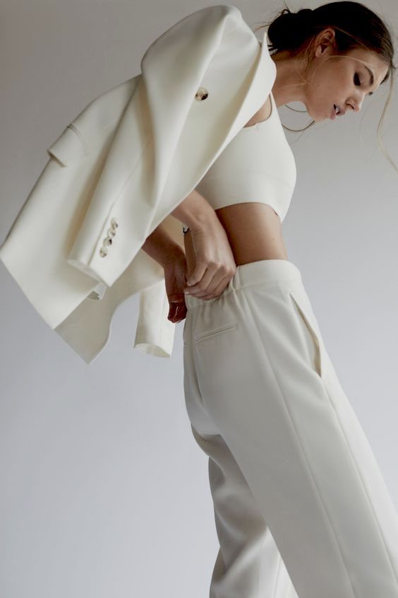 Mulher vestindo conjunto branco, em movimento