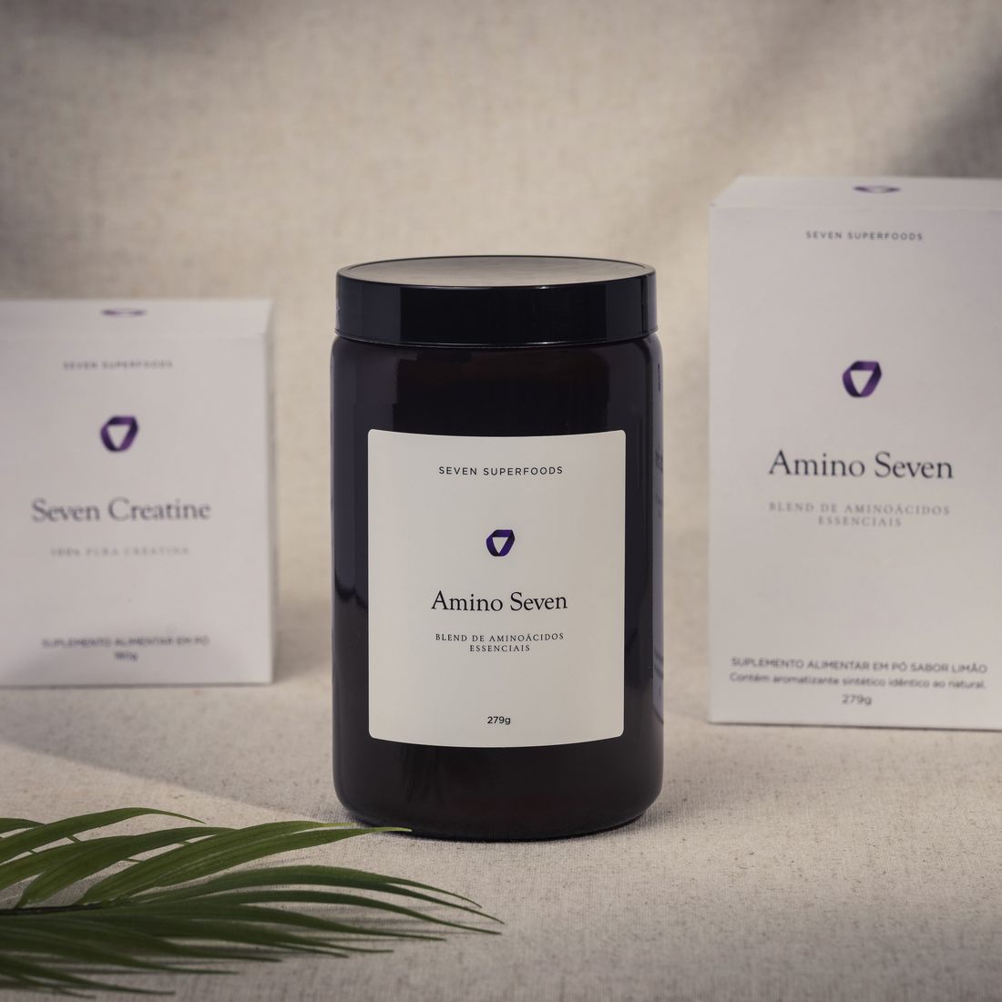 Pote de Amino Seven entre caixas da linha Seven Superfoods